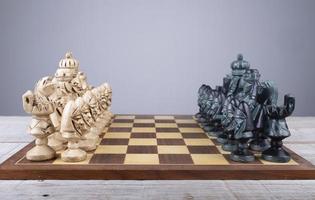 tablero de ajedrez con piezas de colección puesta en orden foto