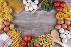 pasta, verduras, huevos, sobre tabla de madera, ingredientes para restaurante italiano