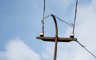 Línea eléctrica, cables que conducen a la casa. foto