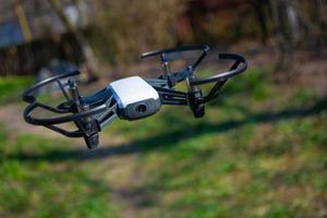 drone volando sobre la hierba foto