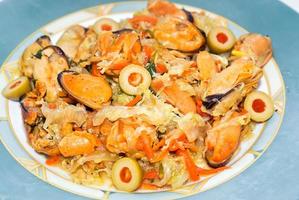 comida dietética. ensalada de mariscos, mejillones y verduras frescas. foto