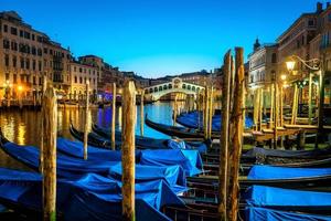Puente de Rialto en Venecia, Italia foto