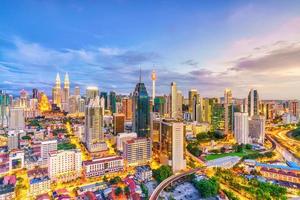 horizonte del centro de kuala lumpur en penumbra foto