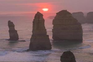 puesta de sol los doce apóstoles, gran camino oceánico foto