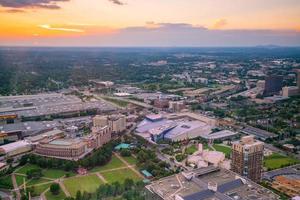 horizonte de la ciudad de atlanta al atardecer foto