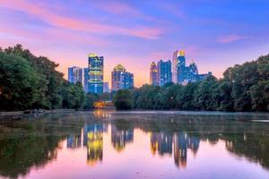 Horizonte de Atlanta desde el lago Meer del parque Piedmont. foto