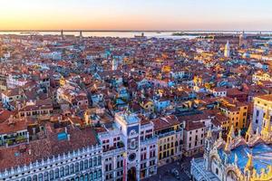 Vista superior del casco antiguo de Vanice al atardecer foto