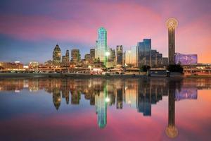 Horizonte de Dallas reflejado en el río Trinity al atardecer foto