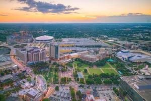 horizonte de la ciudad de atlanta al atardecer foto