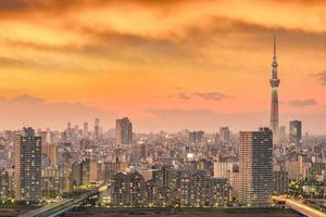 horizonte de la ciudad de tokio al atardecer foto