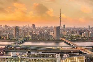 horizonte de la ciudad de tokio al atardecer foto