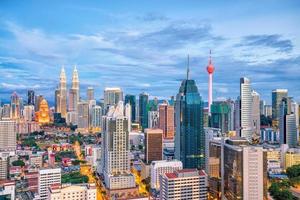 horizonte del centro de kuala lumpur en penumbra foto