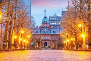 las históricas antiguas oficinas del gobierno de Hokkaido en el crepúsculo foto