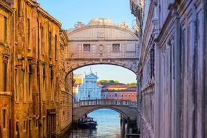 Vista del canal y el famoso puente de los suspiros en Venecia. foto