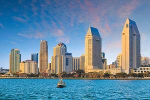 horizonte de san diego, california desde la bahía de coronado foto