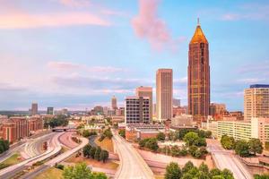 horizonte de la ciudad de atlanta al atardecer foto