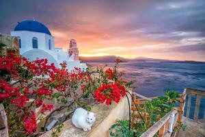 Atardecer en la famosa ciudad de Oia, Grecia, Europa foto