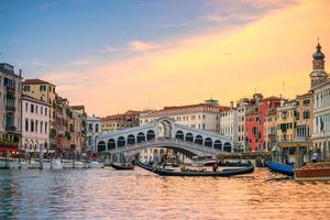 Puente de Rialto en Venecia, Italia foto