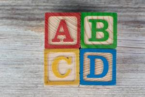 rompecabezas del alfabeto del bloque de madera abcd foto