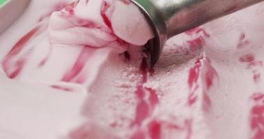 cucharada de helado de fresa, concepto de comida de vista frontal de primer plano. video