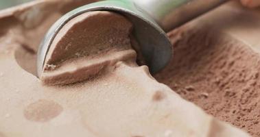Chiuda sul rallentatore che raccoglie il sapore del cioccolato del gelato, concetto dell'alimento di vista frontale. video