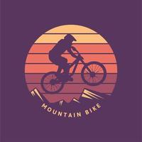 Ilustración de ciclista retro vintage de bicicleta de montaña con fondo de puesta de sol vector