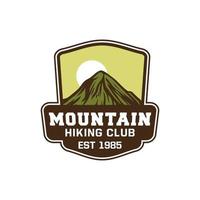club de senderismo de montaña est 1995, insignia de diseño retro vintage para el logotipo del equipo de senderismo de montaña vector