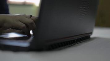 handen van vrouw typen op computer laptop toetsenbord voor online communicatie tijdens quarantaine op het bed thuis. video