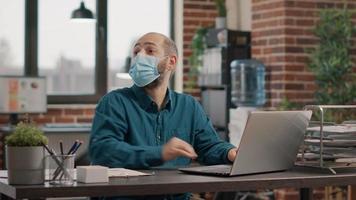 homem de negócios cumprimentando mulher com o cotovelo durante a pandemia de 19 video