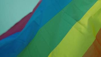 La bandera lgbtq representa a los homosexuales. bandera del arco iris del orgullo gay ondeando. video