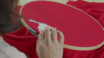 borduur naaien met de hand van de vrouw. ambachtelijk werk en vrouwelijke handen. video