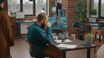 emprendedor que usa la comunicación por videollamada para hablar con un colega video