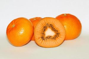 kiwi naranja sobre blanco foto