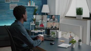 ein Mann auf einer Online-Konferenz mit seinen Kollegen video