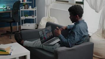 ein Mann, der eine Online-Konferenz-Webcam verwendet, um eine Verbindung über das Internet herzustellen video