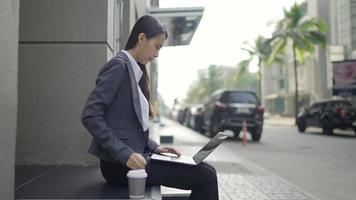 mulher de negócios usando um laptop na rua video