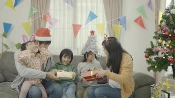 família comemorando o natal juntos na sala decorada video