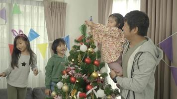 glückliche Familie, die zu Hause zusammen Weihnachten feiert