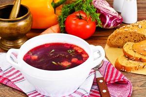 comida sana. sopa de remolacha, tomate y verduras foto