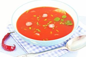 sopa de tomate en plato. cocina nacional italiana foto