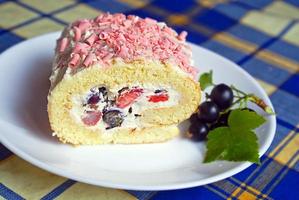 delicioso pastel de bayas, decorado con chispitas rosas. foto