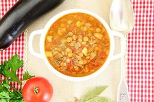 sopa de lentejas con berenjena, tomate y cebolla foto