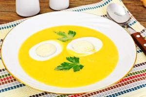 zanahoria, sopa de crema de calabaza con comida dietética de huevo foto