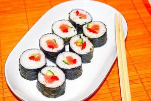 sabroso sushi con aguacate y trucha. foto