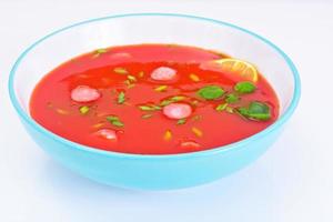 sopa de tomate en plato. cocina nacional italiana foto