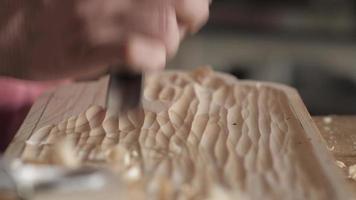 El hombre procesa una tabla de madera de pino. video