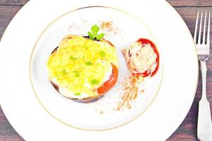 dieta y comida sana. berenjena a la brasa con tomate y queso. foto