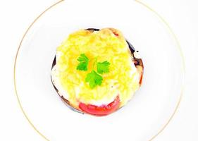 dieta y comida sana. berenjena a la brasa con tomate y queso. foto