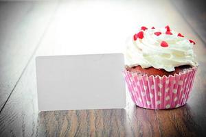 Pastel con crema, cupcake sobre fondo amaderado foto