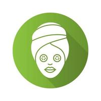 icono de larga sombra de diseño plano de procedimiento de spa. mujer con mascarilla facial de pepino. símbolo de la silueta del vector